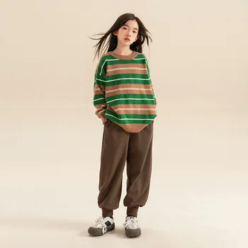 2023 Корейская осень-зима Младшая девочка Kintwear Elementary Girl O-образным вырезом Полосатый винтажный свитер Школьница Пуловер Трикотажный топ