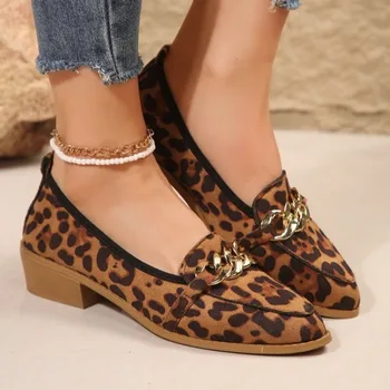 Весенние слипоны Женская обувь на плоской подошве Лоферы с металлической цепочкой Остроконечные неглубокие повседневные обувь на плоской подошве Женские леопардовые кроссовки Zapatos de Mujer