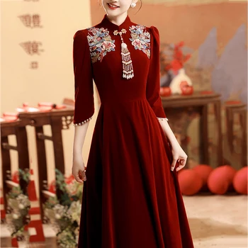 Китайский бордовый бархат Леди Qipao Cheongsam Невеста Свадебное платье Изысканная аппликация Бусины Вечернее платье для вечеринки Плиссированное платье