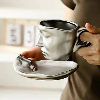 Креативный абстрактный художественный дизайн Поцелуй лица Керамическая чашка и тарелка Набор с ложкой Матовая кофейная чашка и тарелка из макарон