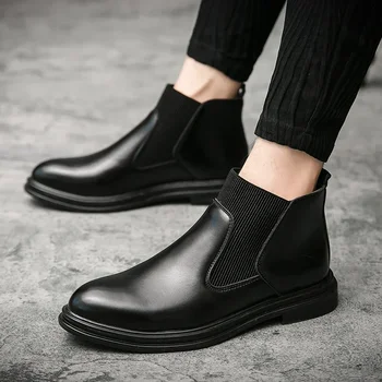 Обувь для мужчин 2023 Высококачественное скольжение на мужских ботинках Осень с круглым носком Твердые лаконичные короткие бочки на низком каблуке Модные эластичные ботинки